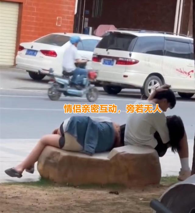 广东:情侣在路边亲热搂抱,闺蜜躺在一旁睡觉,衣服太短惹人非议