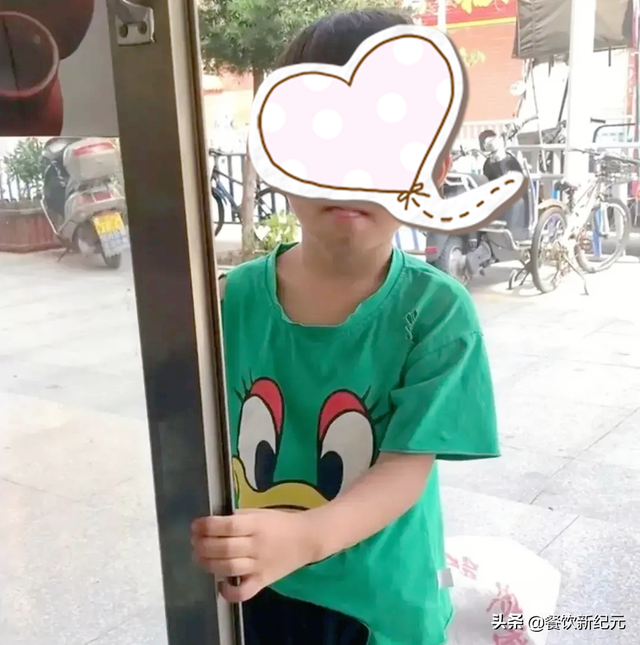 福州24岁美女餐馆就餐,送门口穷小孩一碗牛肉面,引大家称赞
