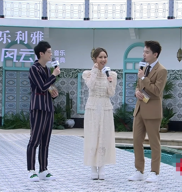 风云榜红毯生图:副乳、排骨胸、高开叉走光,露得越多越尴尬