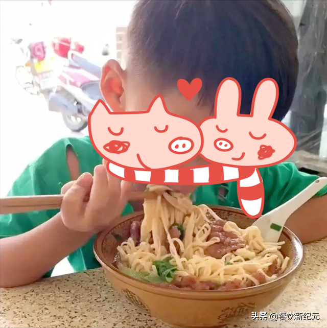 福州24岁美女餐馆就餐,送门口穷小孩一碗牛肉面,引大家称赞