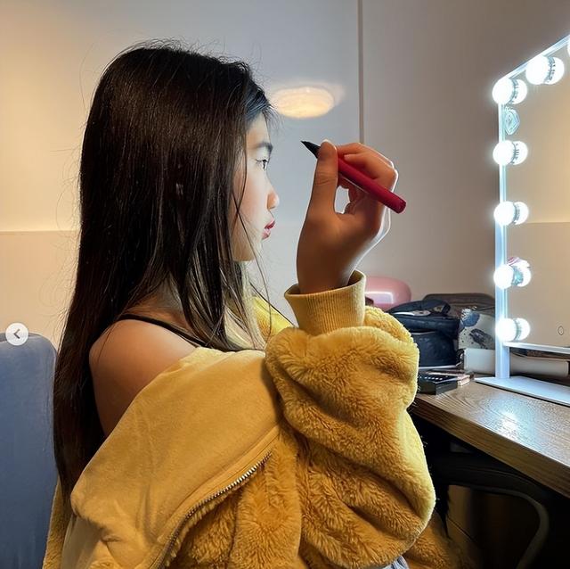 曹格老婆晒女儿近照,11岁Grace穿妈妈泳装,吴速玲猛夸可爱有型