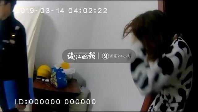 深夜陌生女子敲开门,直接闯进家,边走边脱躺上床,这是什么神仙操作?