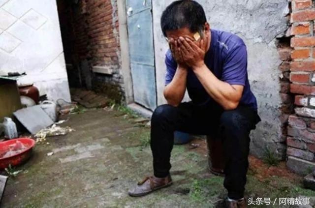 妻子去世丈夫日夜思念,黑狗咬着丈夫裤脚不放,跟过去眼泪落下