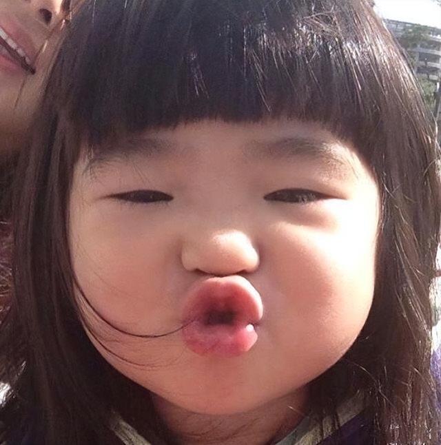曹格老婆晒女儿近照,11岁Grace穿妈妈泳装,吴速玲猛夸可爱有型