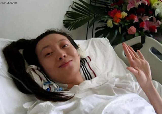 15年过去了,那个摔成终身残疾、让张艺谋愧疚一生的女人还好吗?
