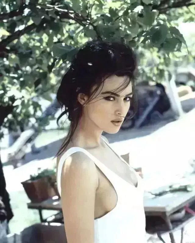 她是全球公认的最性感女神:“裸露”却不情色的人间尤物
