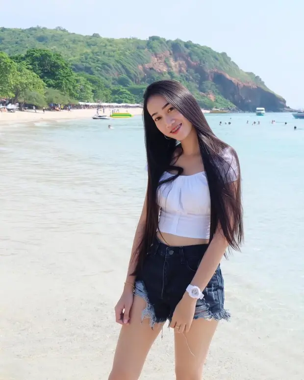 泰国美女晒泳装照,因衣着太清凉被女友指责,疑互相捅刀双双毙命