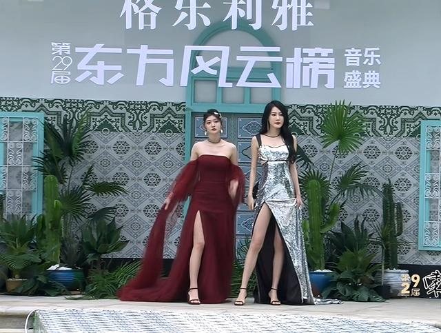 风云榜红毯生图:副乳、排骨胸、高开叉走光,露得越多越尴尬