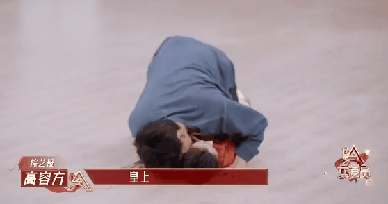 强吻、摸胸、掀裙底,娱乐圈的“不雅之举”是意外还是趁机揩油?
