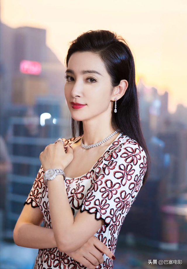 外媒镜头下的国内女星,真实堪比照妖镜,孙俪露怯,刘亦菲扛住了
