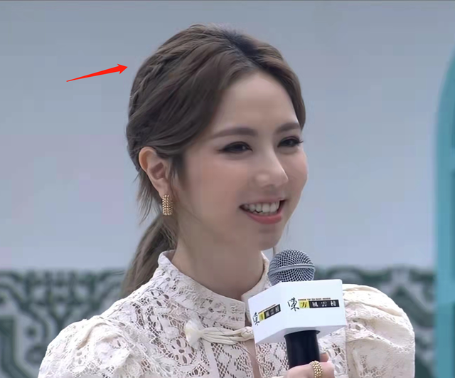 风云榜红毯生图:副乳、排骨胸、高开叉走光,露得越多越尴尬