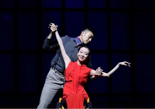 15年过去了,那个摔成终身残疾、让张艺谋愧疚一生的女人还好吗?