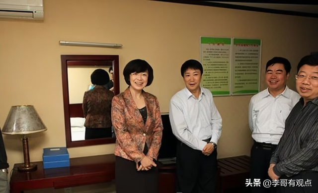 美女市长杨晓波:敛财1400万,陪睡42名高官,被捕时跪地求饶