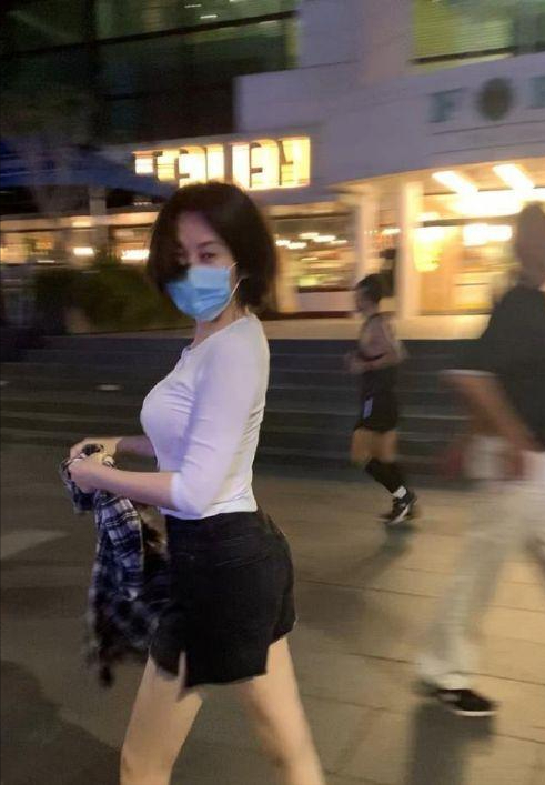 许晴的臀,柳岩的胸,这些年过半百的女星依旧风韵犹存