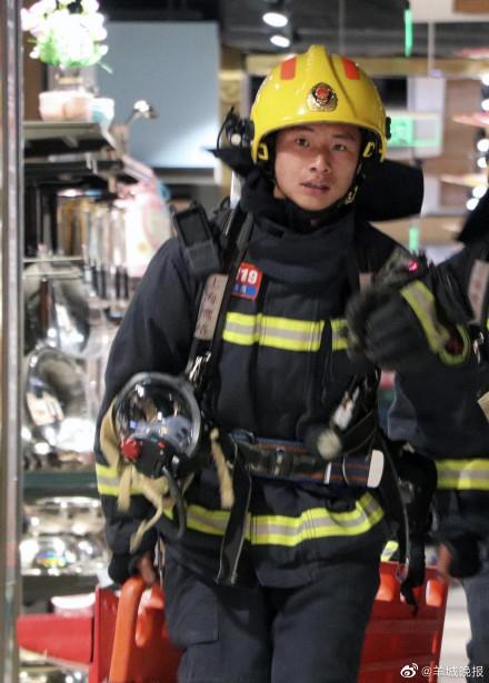 消防员用奶茶救下17岁轻生女孩
