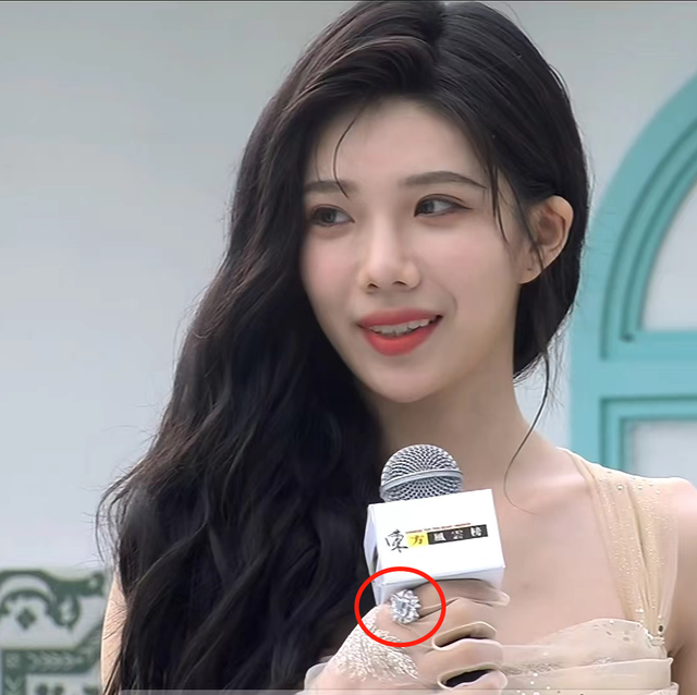 风云榜红毯生图:副乳、排骨胸、高开叉走光,露得越多越尴尬
