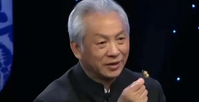 美女带祖传宝物鉴定,专家直言:您祖上何人?报价后遭疑现场开撕