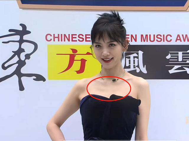 风云榜红毯生图:副乳、排骨胸、高开叉走光,露得越多越尴尬