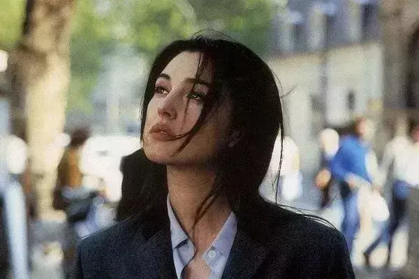 她是全球公认的最性感女神:“裸露”却不情色的人间尤物