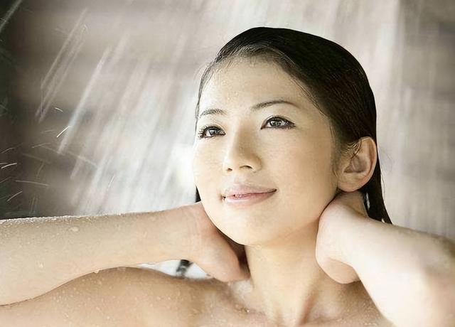 女性“下面”会发臭、有异味?多半是这3个原因导致!