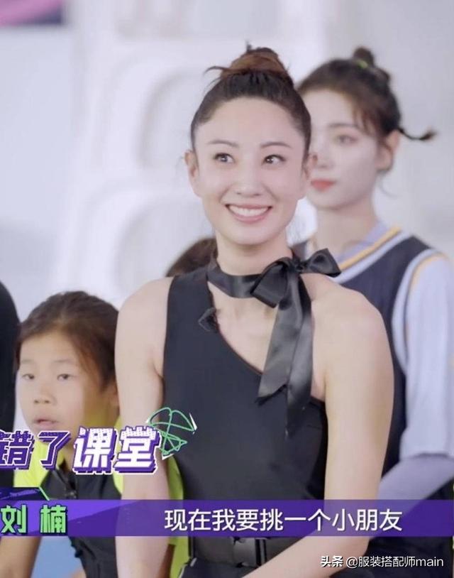 郑希怡穿单肩泳衣,紧身款式尽显性感曲线,下搭鲨鱼裤秀曼妙身姿