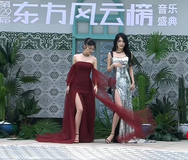 风云榜红毯生图:副乳、排骨胸、高开叉走光,露得越多越尴尬