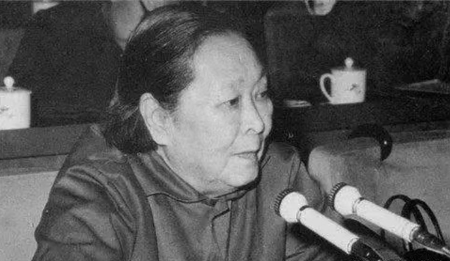 黄埔军校最美女兵,给两位正国级当过秘书,丈夫也是正国级
