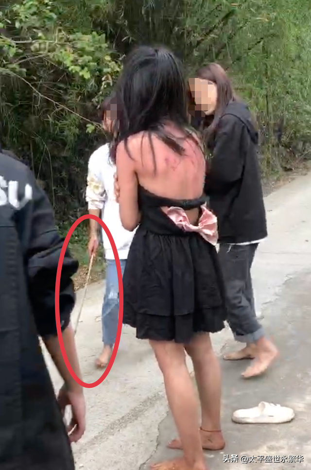 打人凶手就是他们,13岁女孩衣服被扒光,遭同学群殴,网友:严惩