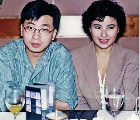 她是“被遗忘的港姐”,为走红拍三级裸体出镜,今56岁成豪门艳妇