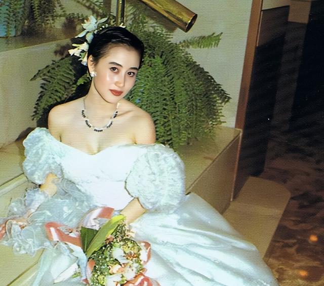 15位一眼万年的短发美女,年轻时个个美到窒息,今有人网上求工作