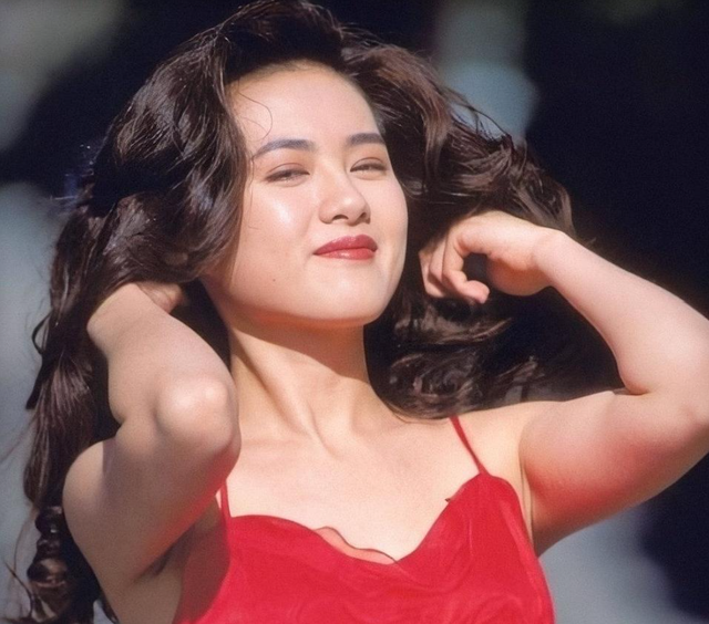 “蜜桃女神”李丽珍:一脱成名的纯欲风鼻祖,饱受舆论却不曾低头