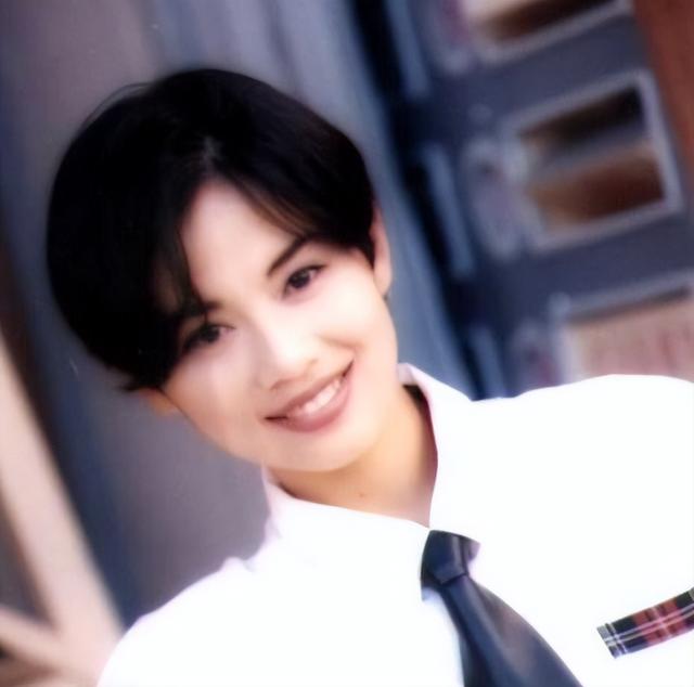 15位一眼万年的短发美女,年轻时个个美到窒息,今有人网上求工作