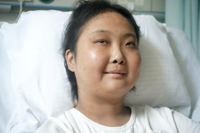 16岁美少女突发重病变丑仍乐观,病床上放声高歌,安慰爸爸不要哭
