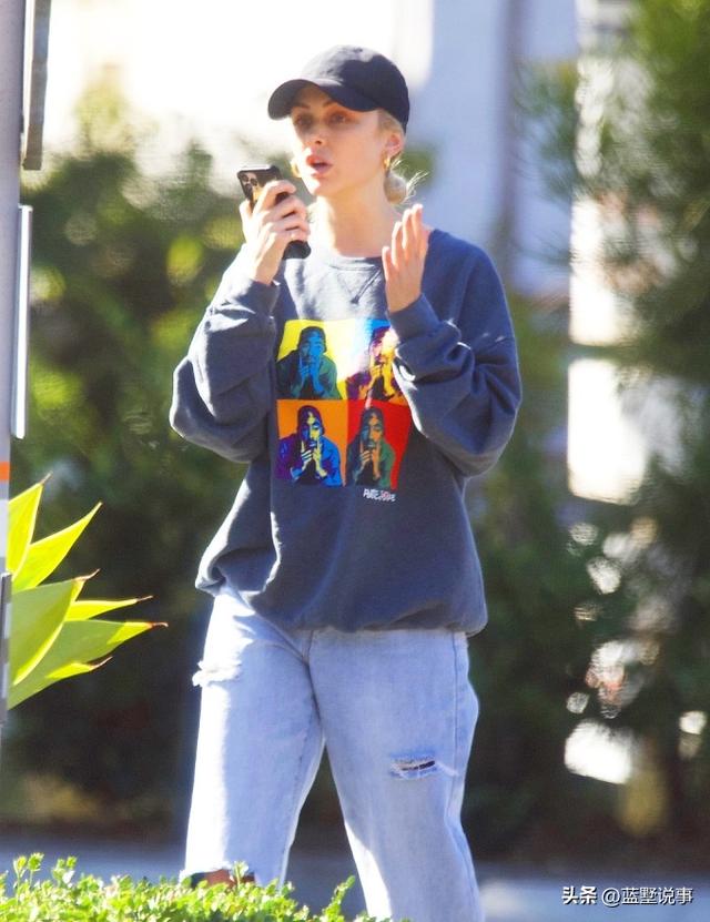 美女明星拉拉·肯特性感照,身穿迷你裙紧身胸衣裸露健美双腿