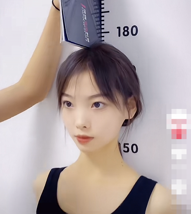 又一艺考女生走红,气质出众颜值高,网友直呼“从头美到脚”