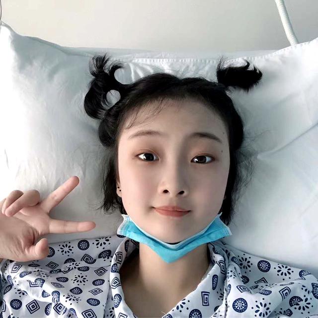 16岁美少女突发重病变丑仍乐观,病床上放声高歌,安慰爸爸不要哭