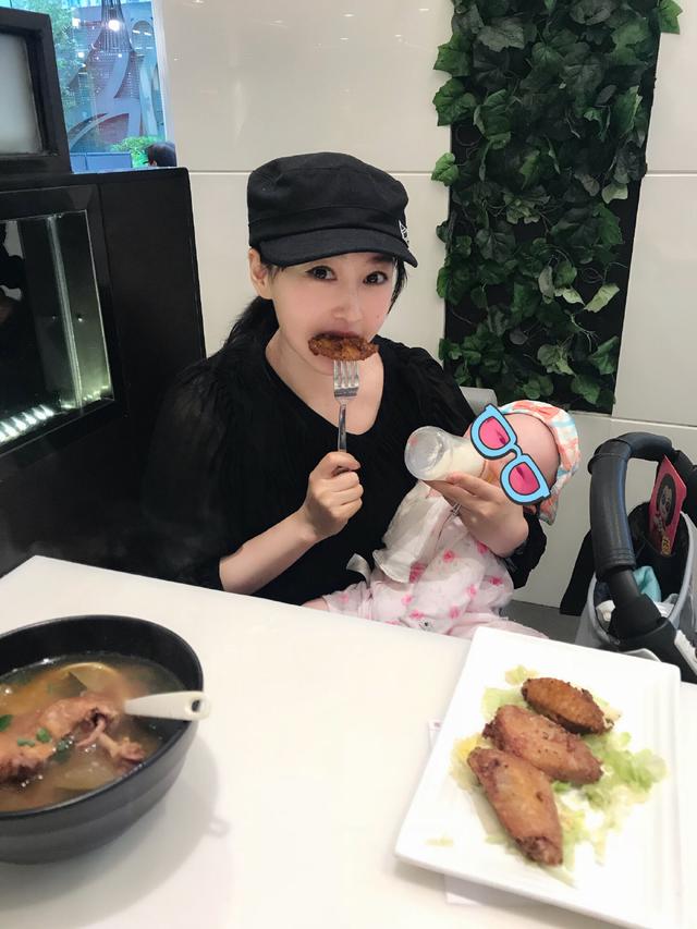 想知道生活中的JJ贾晓晨吗?看完这些照片,你就知道了!