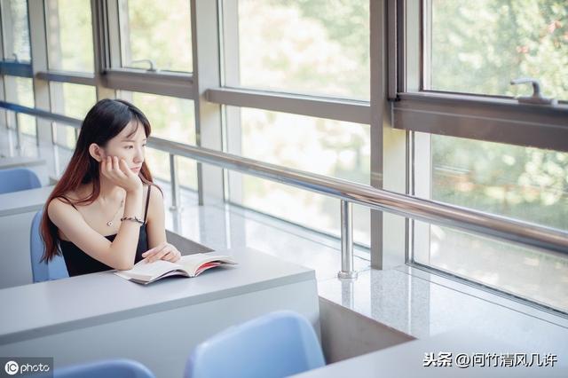 初中时,班花总在后面踢我