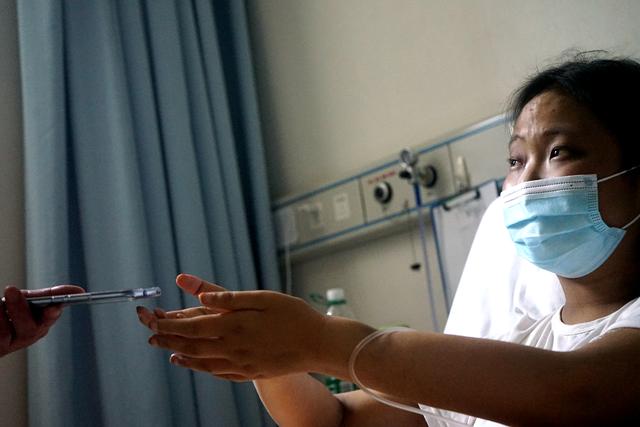 16岁美少女突发重病变丑仍乐观,病床上放声高歌,安慰爸爸不要哭