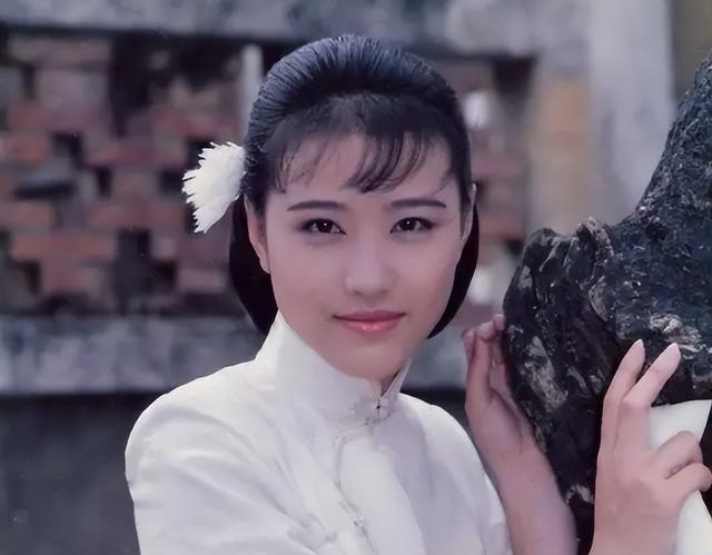 15位一眼万年的短发美女,年轻时个个美到窒息,今有人网上求工作