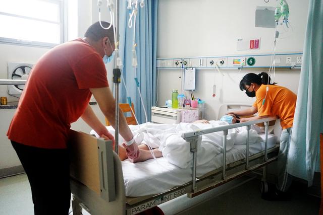16岁美少女突发重病变丑仍乐观,病床上放声高歌,安慰爸爸不要哭