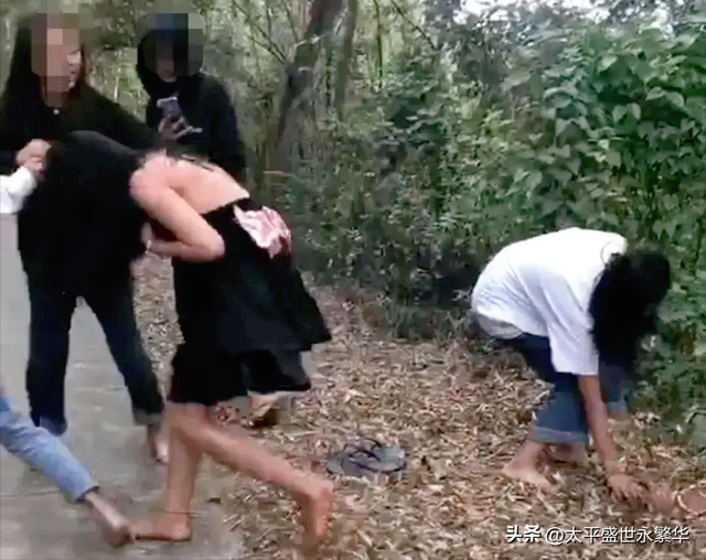 打人凶手就是他们,13岁女孩衣服被扒光,遭同学群殴,网友:严惩