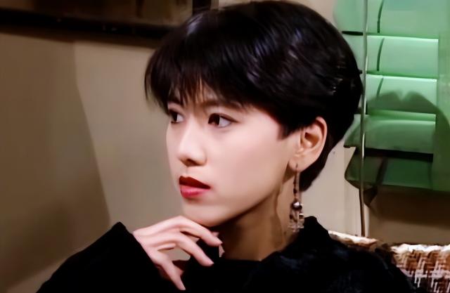 15位一眼万年的短发美女,年轻时个个美到窒息,今有人网上求工作