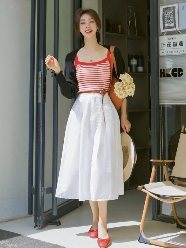 “腿粗、屁股大”的女人,今春多穿这3种裙子!藏肉显瘦还增气质