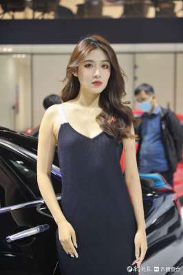 波霸美女(齐鲁国际车展现场：一大波美女车模来袭，个头高挑笑容迷人)
