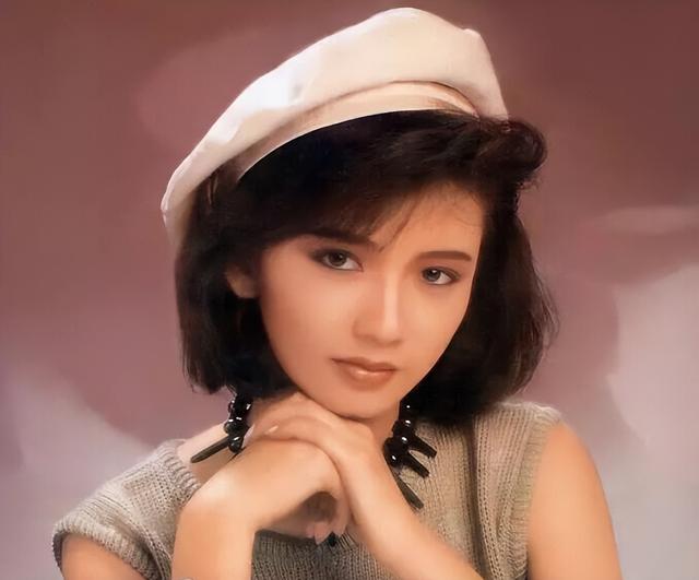 15位一眼万年的短发美女,年轻时个个美到窒息,今有人网上求工作