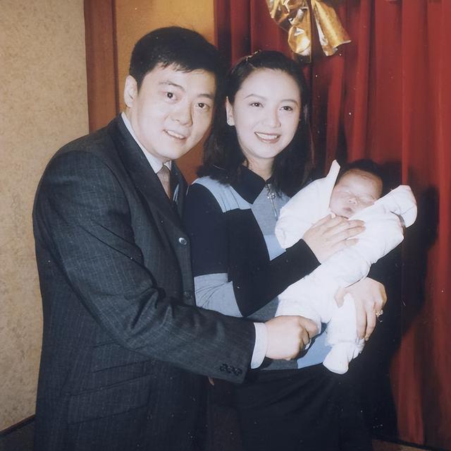 15位一眼万年的短发美女,年轻时个个美到窒息,今有人网上求工作
