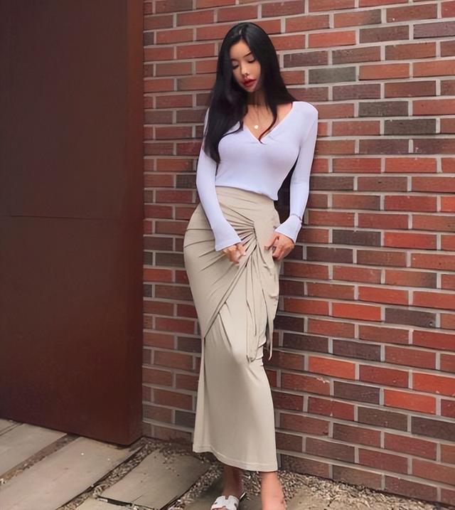 “腿粗、屁股大”的女人,今春多穿这3种裙子!藏肉显瘦还增气质
