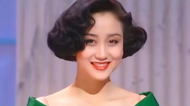15位一眼万年的短发美女,年轻时个个美到窒息,今有人网上求工作