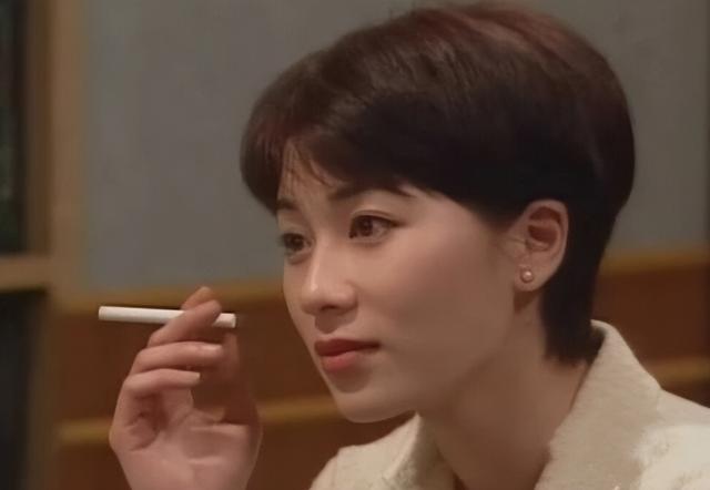 15位一眼万年的短发美女,年轻时个个美到窒息,今有人网上求工作